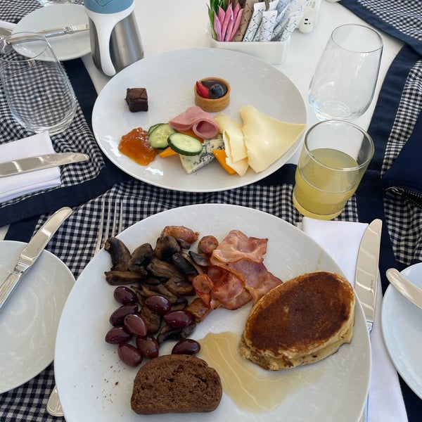 Best breakfast, best beach, best chef Nikos Constantinou and pretty interiors of the rooms. αγαπάμε τον τόπο σου