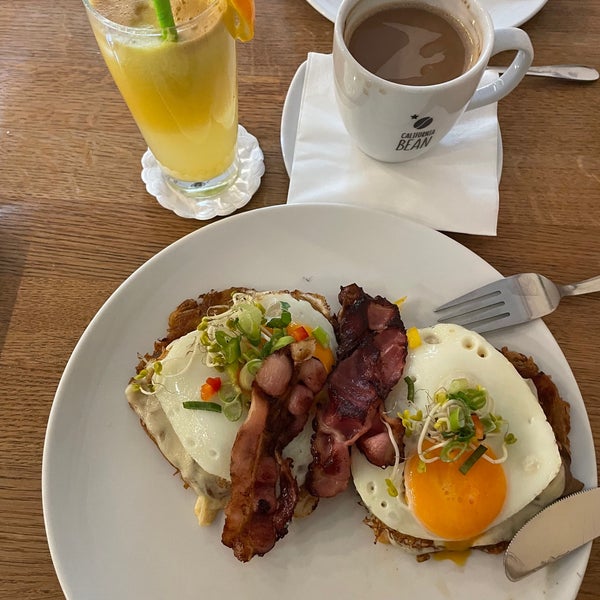 Hermosa Beach yummie, it is the potato underneath meets the pan. Fresh juices very good proportion and healthy. Very friendly owner, and keeps on motivating her team members 🥓🍳