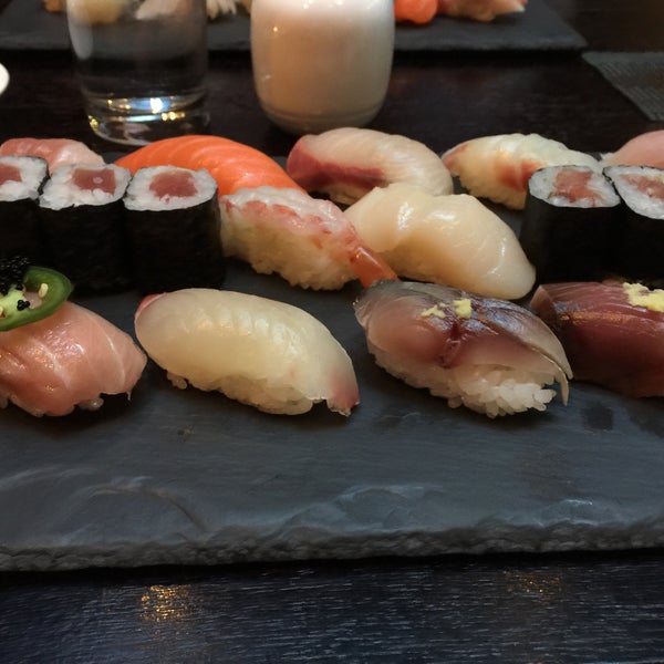 Foto diambil di Nare Sushi oleh Ali N. pada 5/26/2017