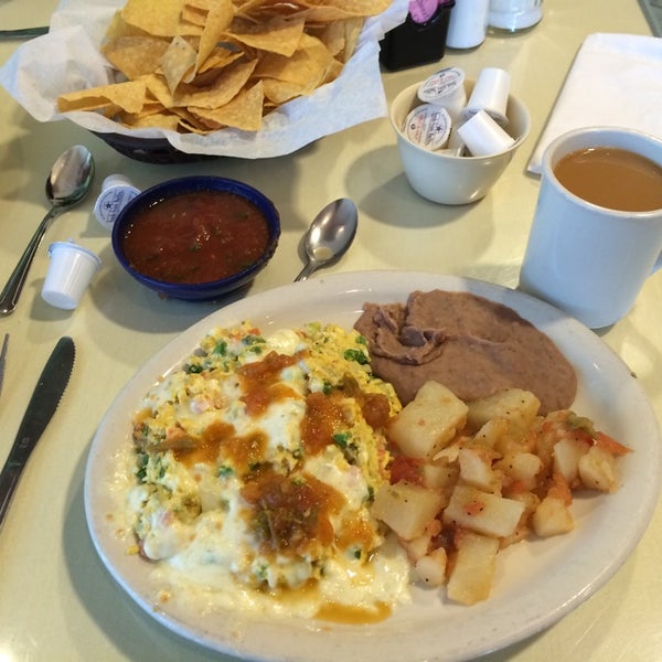 Foto diambil di Esperanza&#39;s Restaurant &amp; Bakery oleh Susan B. pada 5/9/2014