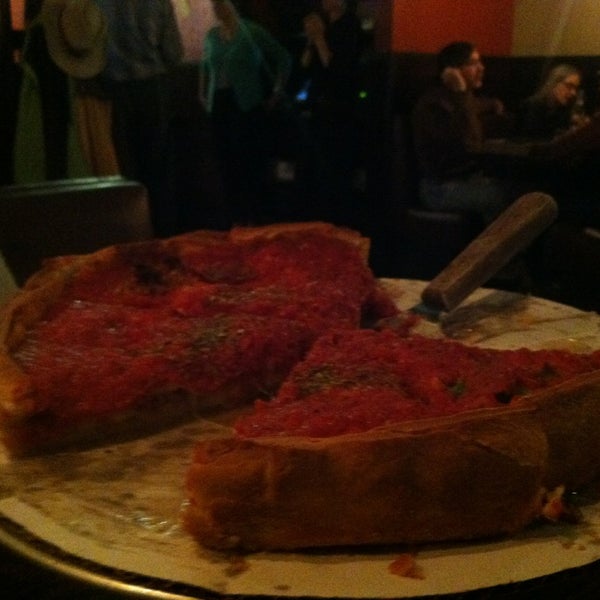 3/17/2013 tarihinde Mathew R.ziyaretçi tarafından Patxi’s Pizza'de çekilen fotoğraf