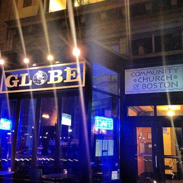 รูปภาพถ่ายที่ Globe Bar &amp; Cafe โดย Kate G. เมื่อ 4/3/2013