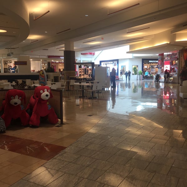 Foto tirada no(a) Franklin Park Mall por naska em 10/11/2016