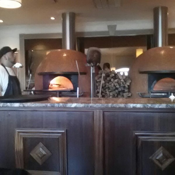 9/7/2013 tarihinde Yervant K.ziyaretçi tarafından Vesta Wood Fired Pizza &amp; Bar'de çekilen fotoğraf