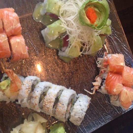 รูปภาพถ่ายที่ Gekko Sushi and Lounge โดย Brooke D. เมื่อ 12/1/2014