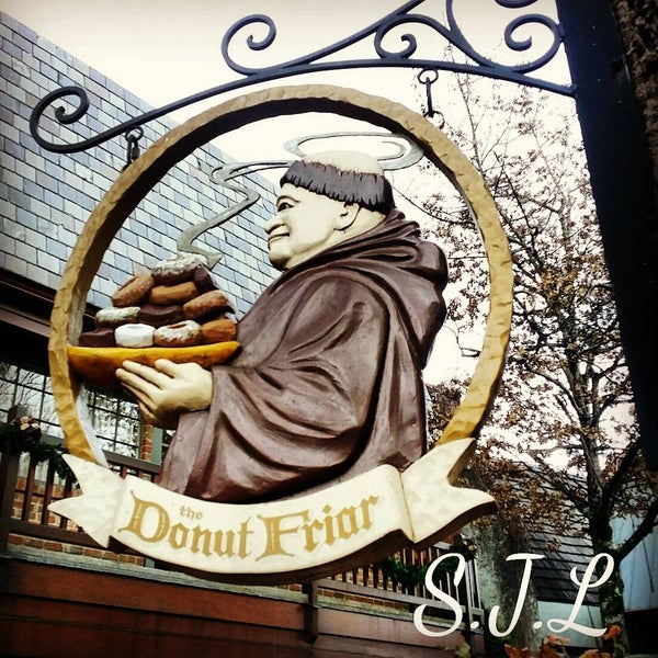 Foto tirada no(a) Donut Friar por Sara John L. em 12/28/2015