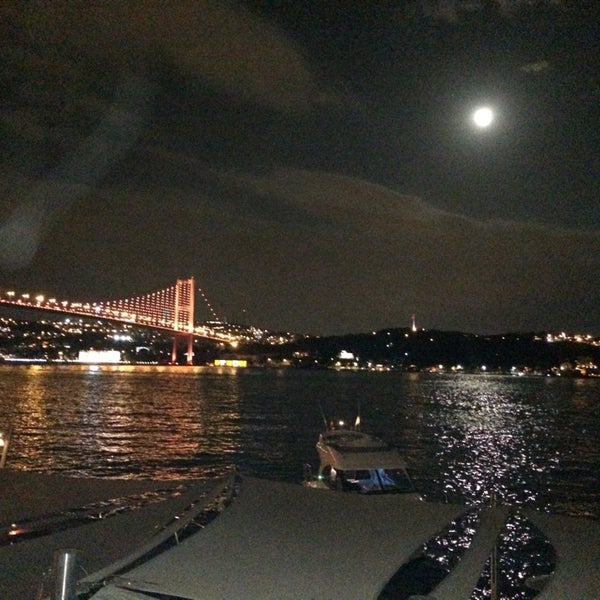 รูปภาพถ่ายที่ Cruise Lounge Bar at Radisson Blu Bosphorus Hotel โดย A เมื่อ 5/16/2014