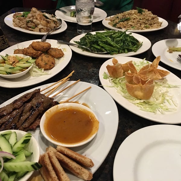 รูปภาพถ่ายที่ Kung Fu Thai &amp; Chinese Restaurant โดย Liberty A. เมื่อ 10/2/2016