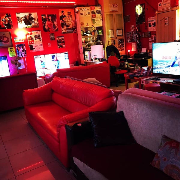 Photo prise au Red Playstation Cafe / PS5 &amp; PS4 PRO par Arda B. le3/14/2019