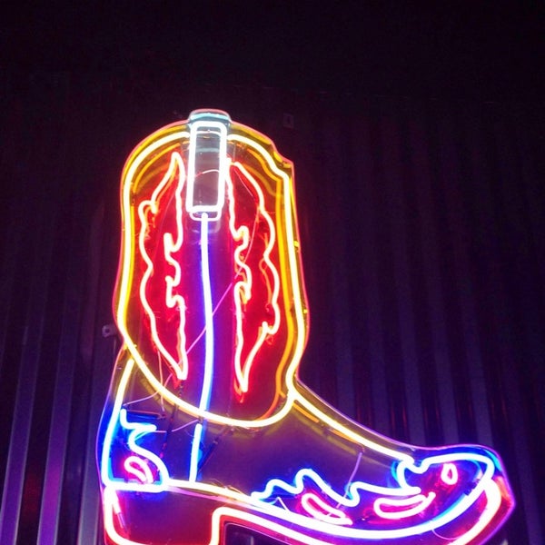 11/2/2013에 David J.님이 Neon Boots Dancehall &amp; Saloon에서 찍은 사진