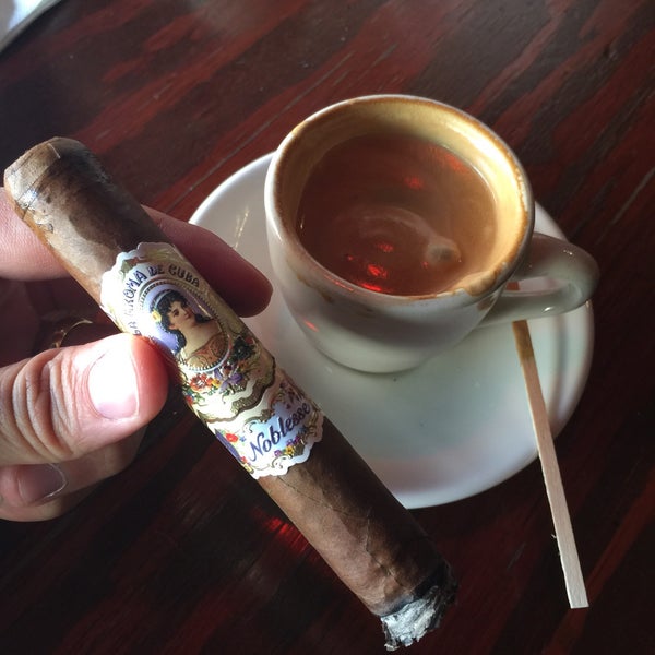 12/16/2015에 Sang H.님이 King Corona Cigars Cafe &amp; Bar에서 찍은 사진