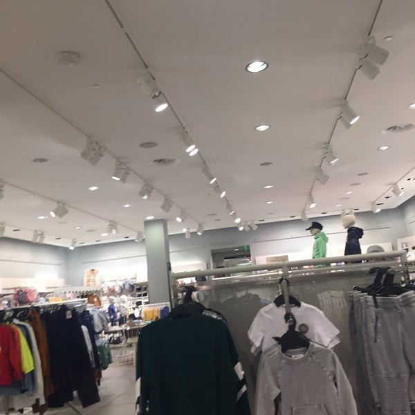 H&m chinook outlet mall