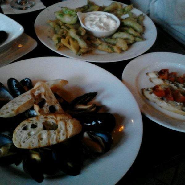 Get a few small plates & share. Recommend: Tempura snap peas, TOMATO bruschetta, black mussels, & seseme beef tenderloin skewers. Kapeesh!