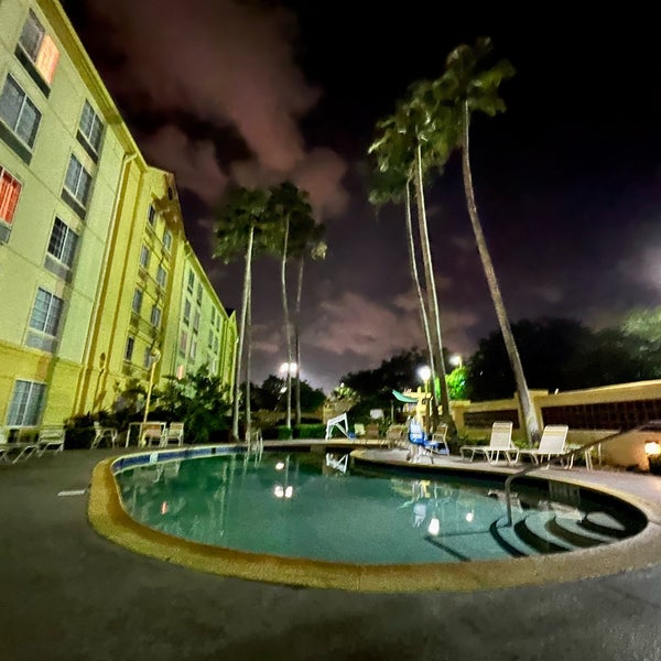 Photo taken at La Quinta Inn &amp; Suites Orlando Airport North by Cesar L. on 4/28/2022