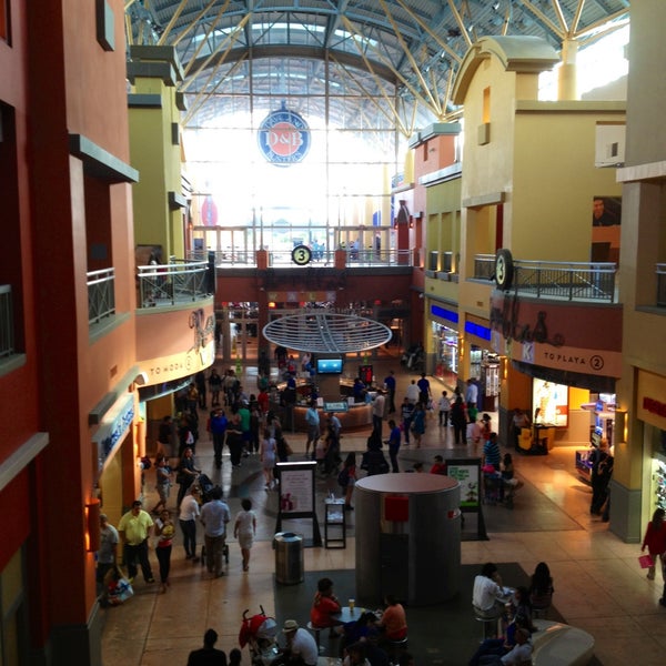 รูปภาพถ่ายที่ Dolphin Mall โดย Cesar L. เมื่อ 5/4/2013