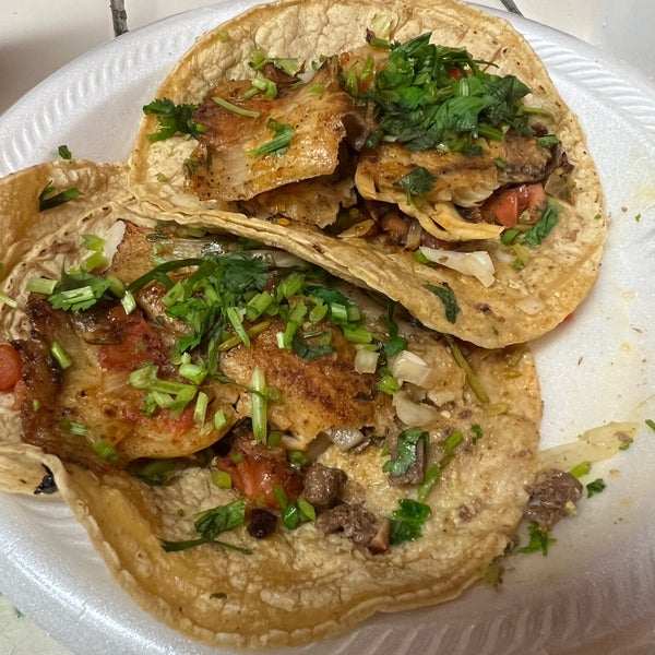 Taco & Burrito House Lake View East 3038 N Broadway St