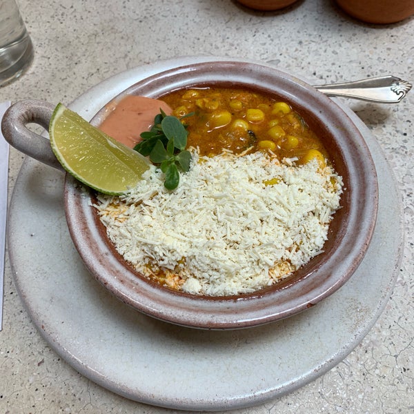 Delicious breakfast, very typical... a mix between Indian and Mexican. Try the delicious Esquites Makai Pakka with maize (picture), Ricotta de la casa or the more conventional Toast Omelette...