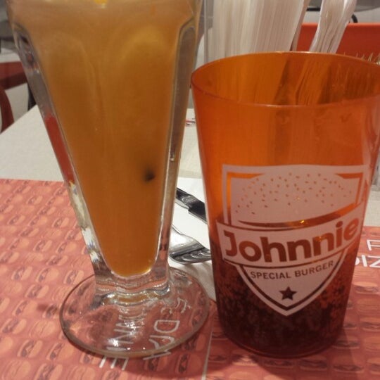 Photo taken at Johnnie Special Burger by Matheus S. on 4/2/2014