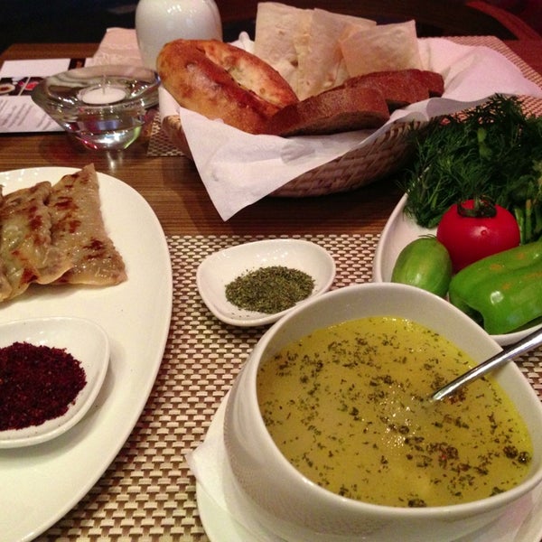 3/5/2013 tarihinde Orkhan A.ziyaretçi tarafından AVAZ Dining &amp; Lounge'de çekilen fotoğraf