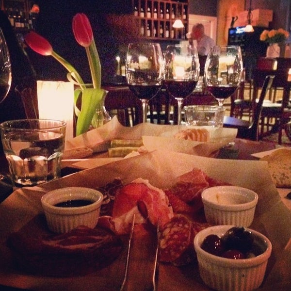 2/15/2014 tarihinde Miki&#39;s L.ziyaretçi tarafından Sonoma Wine Bar &amp; Restaurant'de çekilen fotoğraf