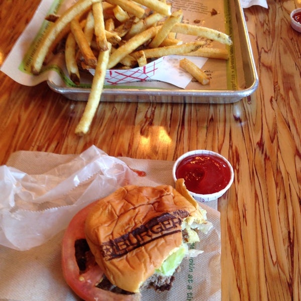 Foto diambil di BurgerFi oleh Marilyn W. pada 10/11/2014