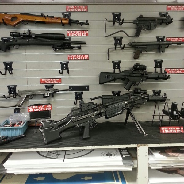 Foto tirada no(a) The Gun Store por D D. em 3/7/2013
