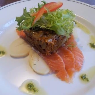 Зимнее меню в ресторане Веранда / Теплый салат с лососем и белыми грибами