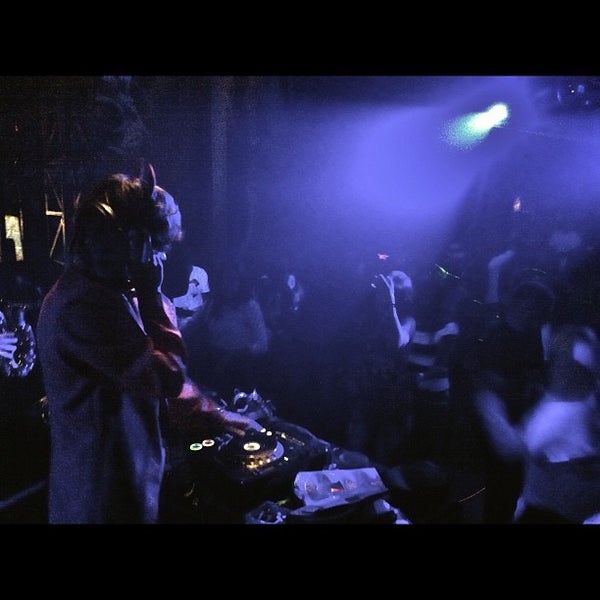 Клуб площадка. 21 век кафе дзержинск красноармейская 9. Еловый арбат 21 клуб. Арбат 21 клуб. Дискотека москва на дунайском.