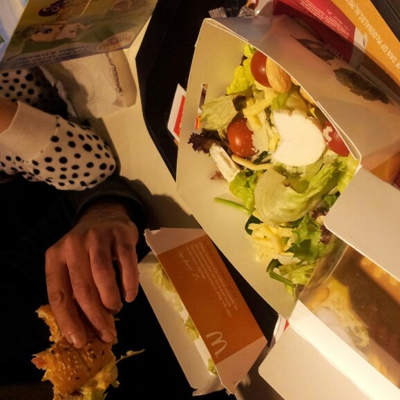 รูปภาพถ่ายที่ McDonald&#39;s โดย C@n@n K. เมื่อ 3/29/2013