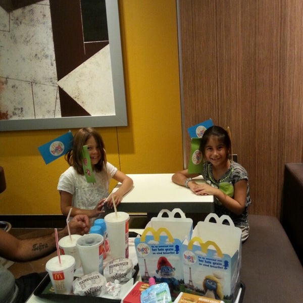รูปภาพถ่ายที่ McDonald&#39;s โดย C@n@n K. เมื่อ 8/21/2013