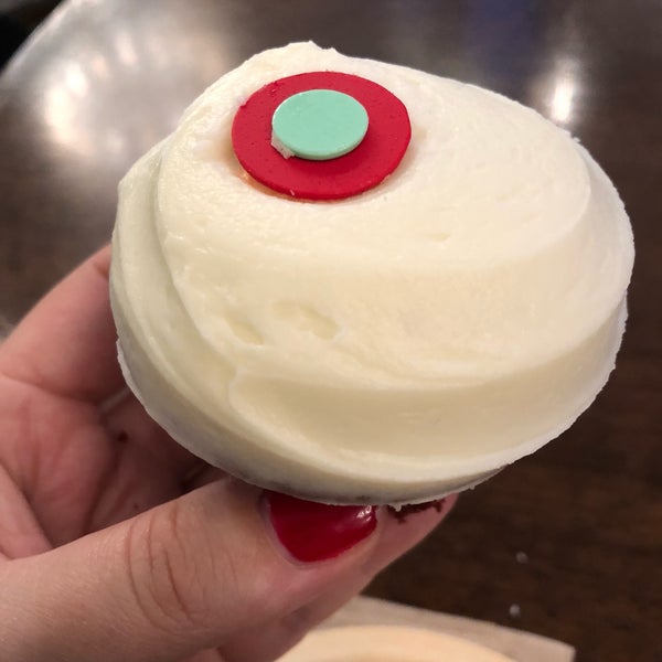 Photo taken at Sprinkles New York - Brookfield Place by Elizabeth F. on 10/11/2018