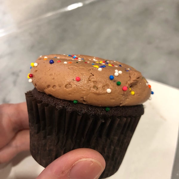 รูปภาพถ่ายที่ Georgetown Cupcake โดย Elizabeth F. เมื่อ 8/19/2019