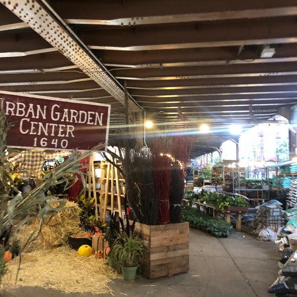 รูปภาพถ่ายที่ Urban Garden Center โดย Elizabeth F. เมื่อ 10/29/2021