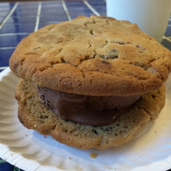 Снимок сделан в Milk &amp; Cookies пользователем Elizabeth F. 5/30/2015