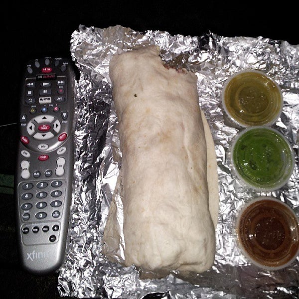 รูปภาพถ่ายที่ Burrito Brothers โดย Dan R. เมื่อ 6/22/2013