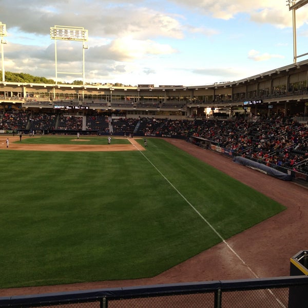 รูปภาพถ่ายที่ PNC Field โดย Kristina เมื่อ 5/25/2013