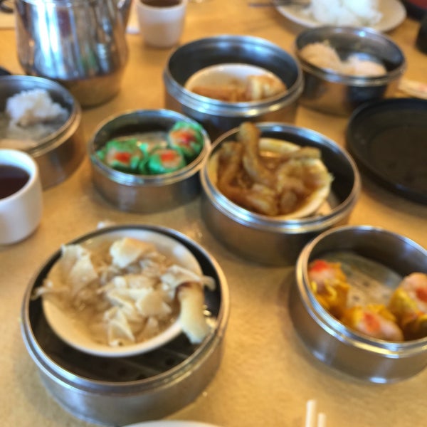 Das Foto wurde bei Canton House Chinese Restaurant von Oops O. am 12/26/2017 aufgenommen