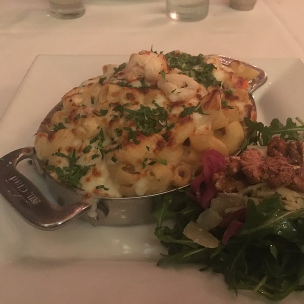 Photo taken at Vintana Wine + Dine by Joyce B. on 1/21/2019