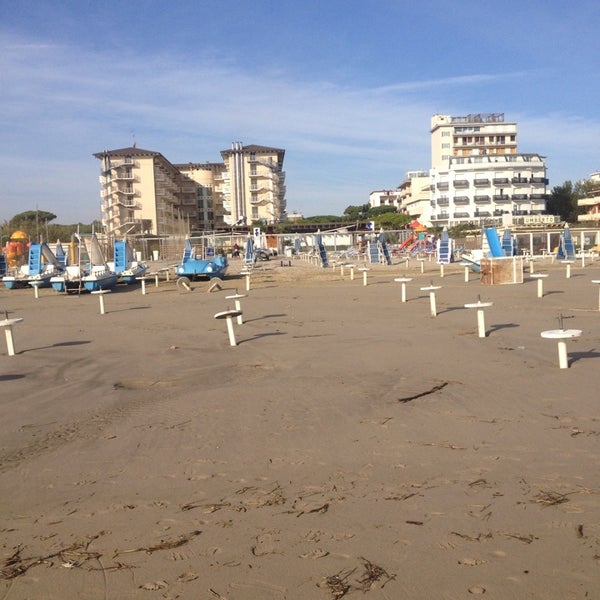 Foto tirada no(a) Attilio Beach Pleasure Club por Valentina B. em 9/23/2014