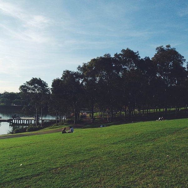 รูปภาพถ่ายที่ Waterview in Bicentennial Park โดย Mary D. เมื่อ 4/21/2014