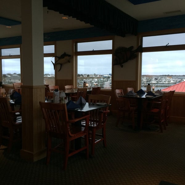 Foto diambil di Harbor View Restaurant oleh Skip C. pada 5/4/2016
