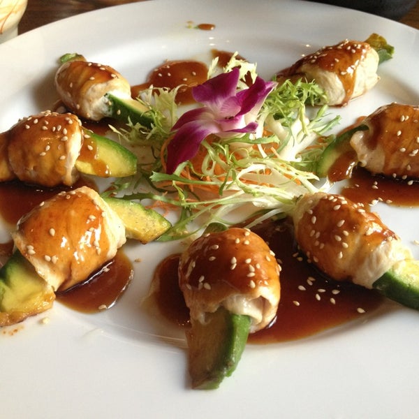 Снимок сделан в Osaka Japanese Sushi and Steakhouse пользователем Jonathan M. 7/26/2013