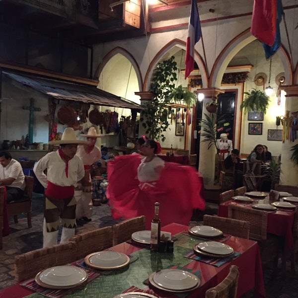 Restaurante típico, enfocado al turista, con actuaciones de música y baile. Nada especial pero se come bastante bien y a buen precio