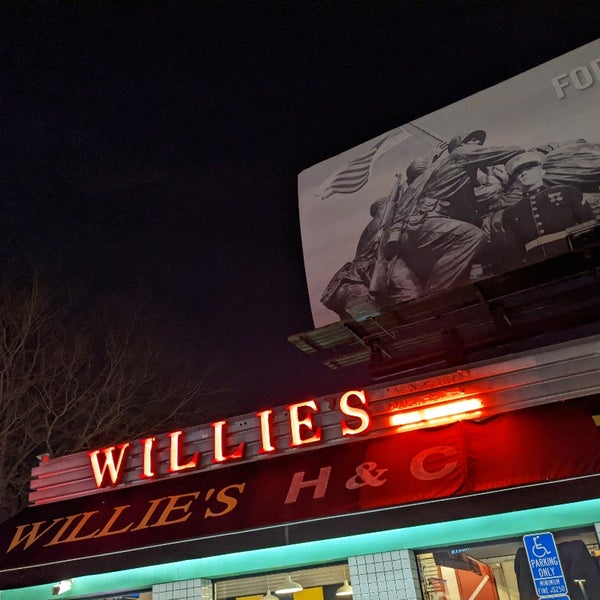 Foto scattata a Willie&#39;s Burgers da Alex M. il 1/15/2022