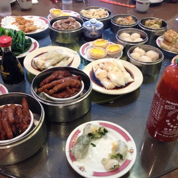 Foto scattata a South Garden Chinese Restaurant da Hoki T. il 5/18/2014