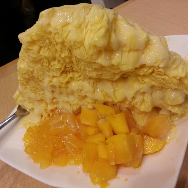 Photo taken at Sno-Zen Shaved Snow &amp; Dessert Cafe by Hoki T. on 11/15/2014