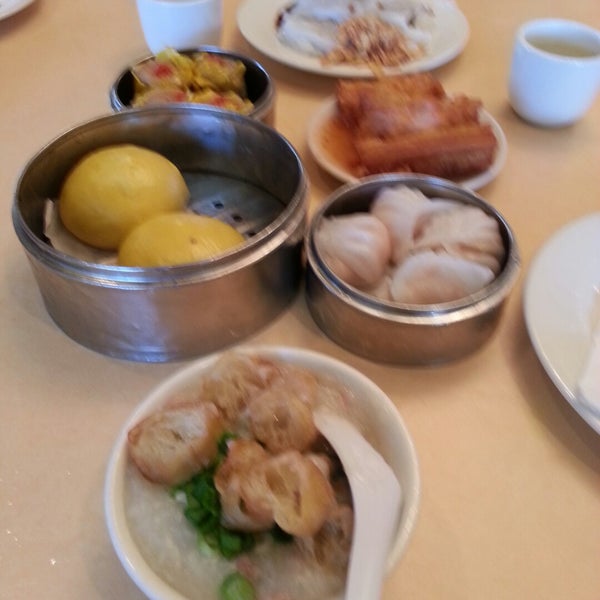 Das Foto wurde bei Canton House Chinese Restaurant von Hoki T. am 11/22/2014 aufgenommen