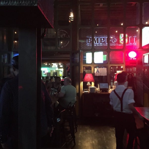 Photo prise au 5 Line Tavern par Mike H. le10/16/2015