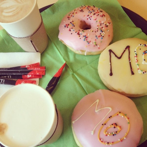 รูปภาพถ่ายที่ MO Donuts &amp; Coffee โดย Alenka S. เมื่อ 2/15/2013
