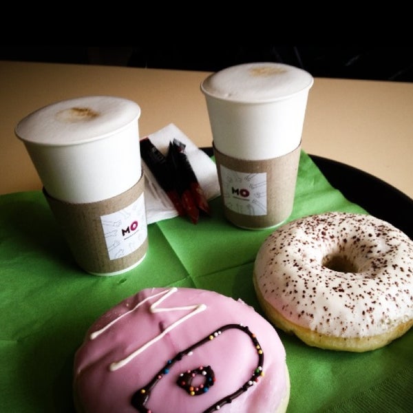 รูปภาพถ่ายที่ MO Donuts &amp; Coffee โดย Alenka S. เมื่อ 3/20/2013